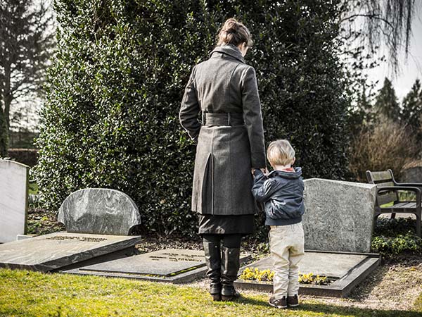 Friedhof Grab Mutter und Sohn